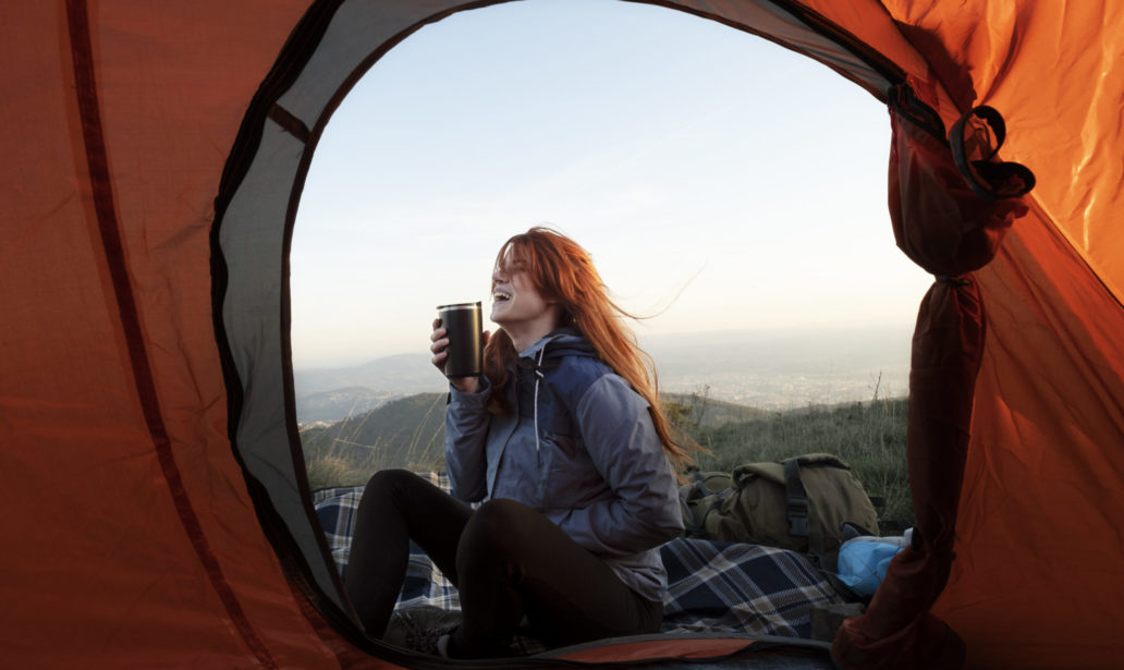 Personne qui bivouac en montagne