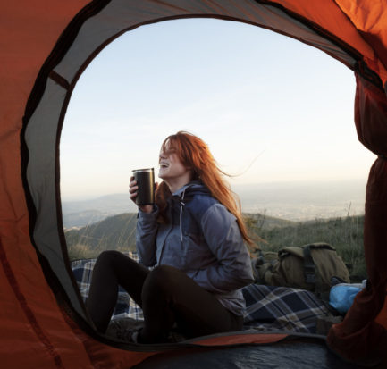 Personne qui bivouac en montagne