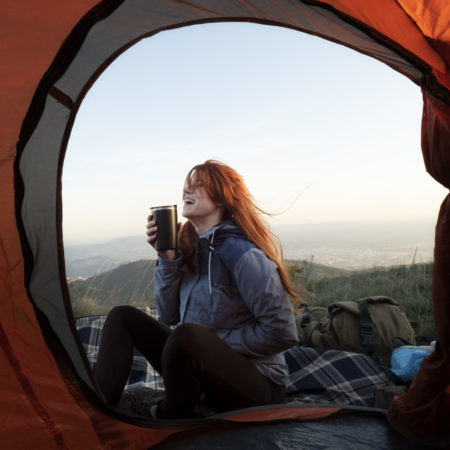 Personne qui bivouac en montagne